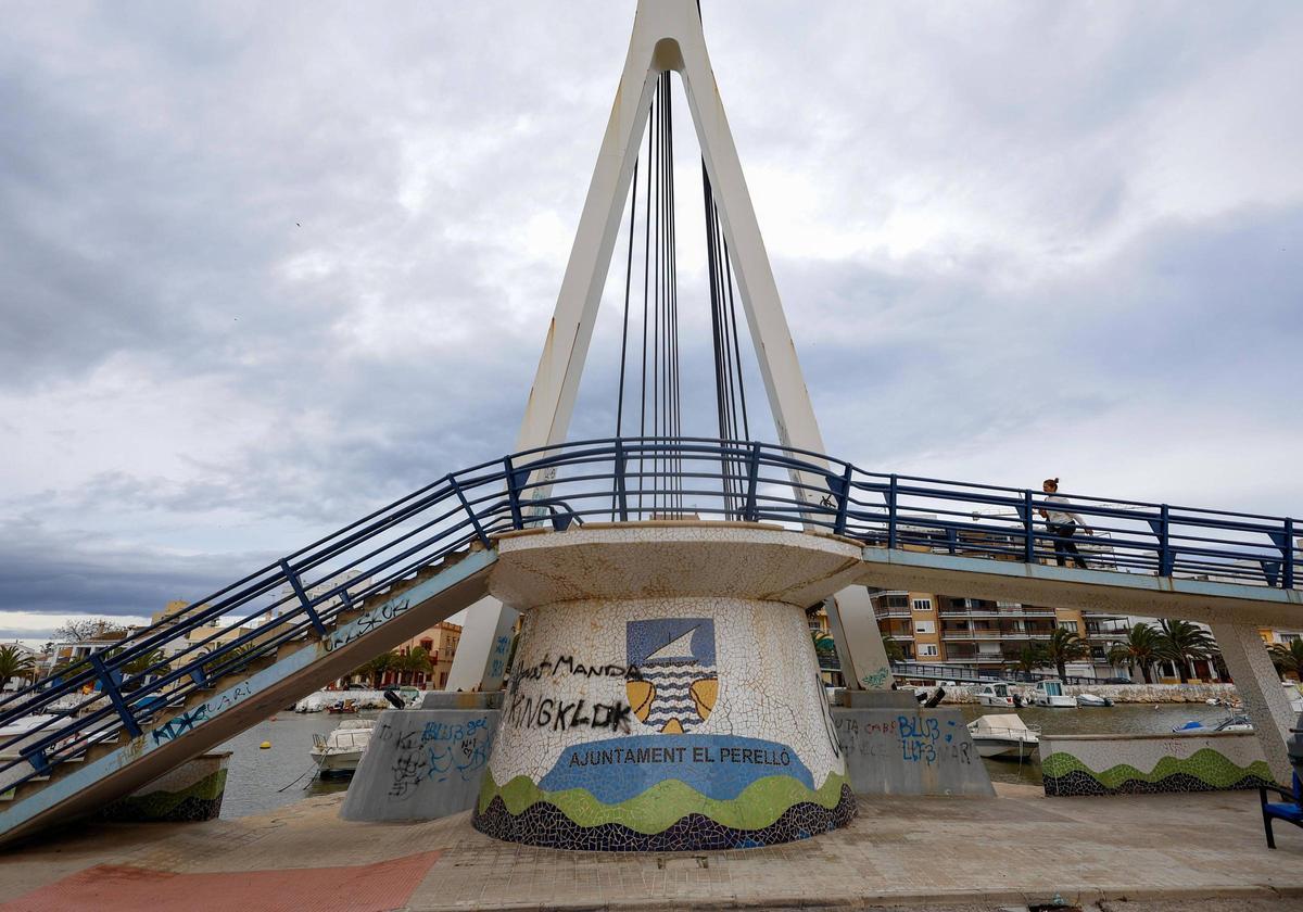 La pasarela que une El Perelló y El Perellonet muestra signos de deterioro.