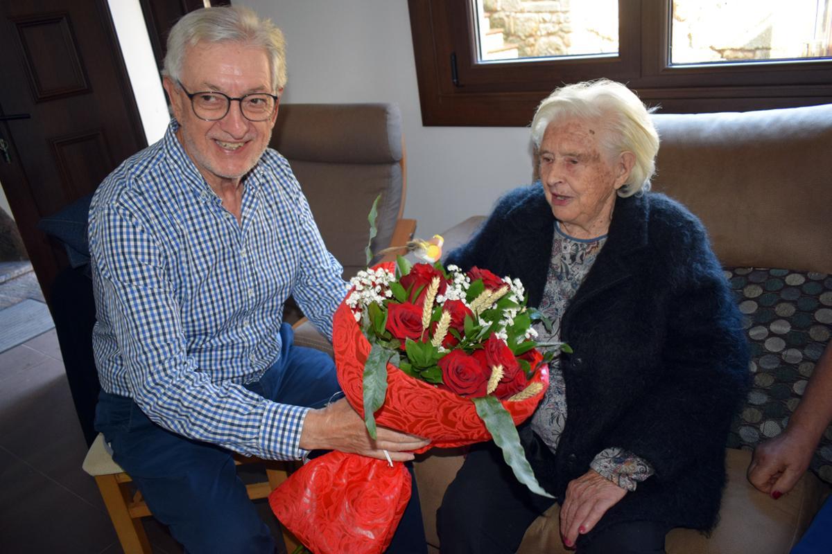 El alcalde entrega un ramo de flores a Manuela Duro Fernández, que cumplió los 100 el 21 de septiembre de 2023.