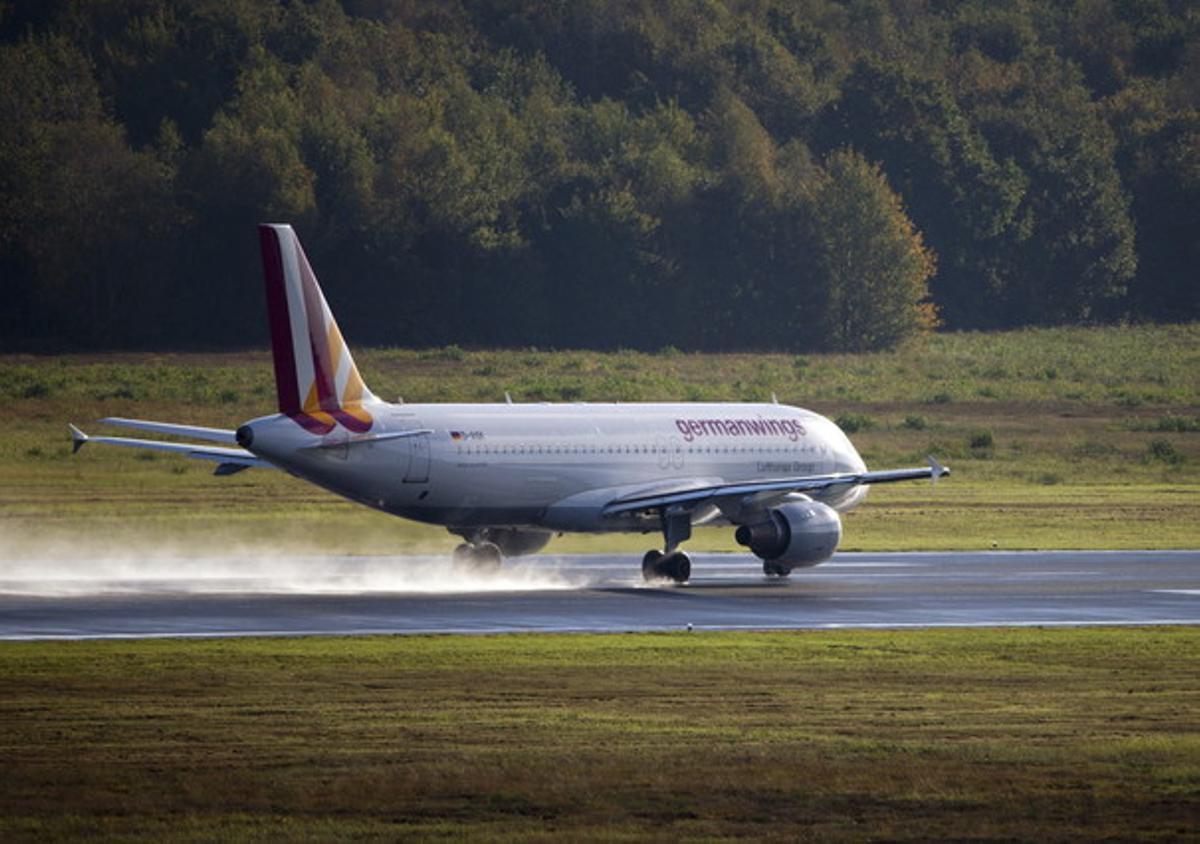 Un avió Airbus A320 de la companyia Germanwings a l’enlairar-se de l’aeroport de Colònia/Bonn, a Alemanya.