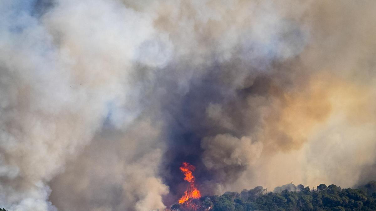FUEGO EN LES GAVARRES | El incendio de La Bisbal, estabilizado en un 70%, quema 2.300 hectáreas y llega a urbanizaciones de Calonge