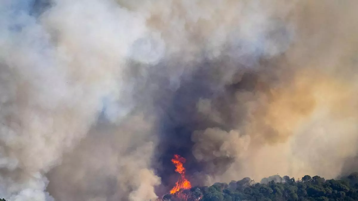 Illa anuncia el cierre total del parque de Les Gavarres ante los incendios y mantiene confinados siete municipios