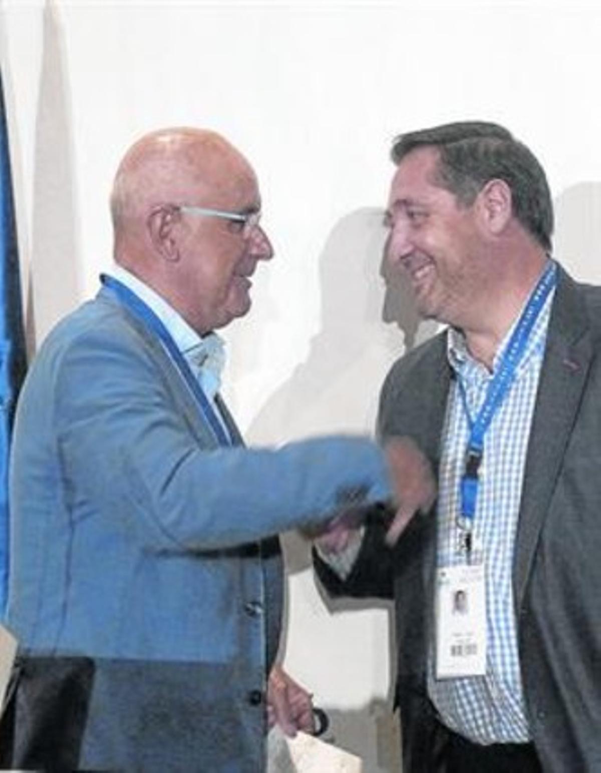 Duran Lleida saluda Josep Maria Pelegrí en el consell d’Unió. Duran Lleida saluda Josep Maria Pelegrí en el consell d’Unió.