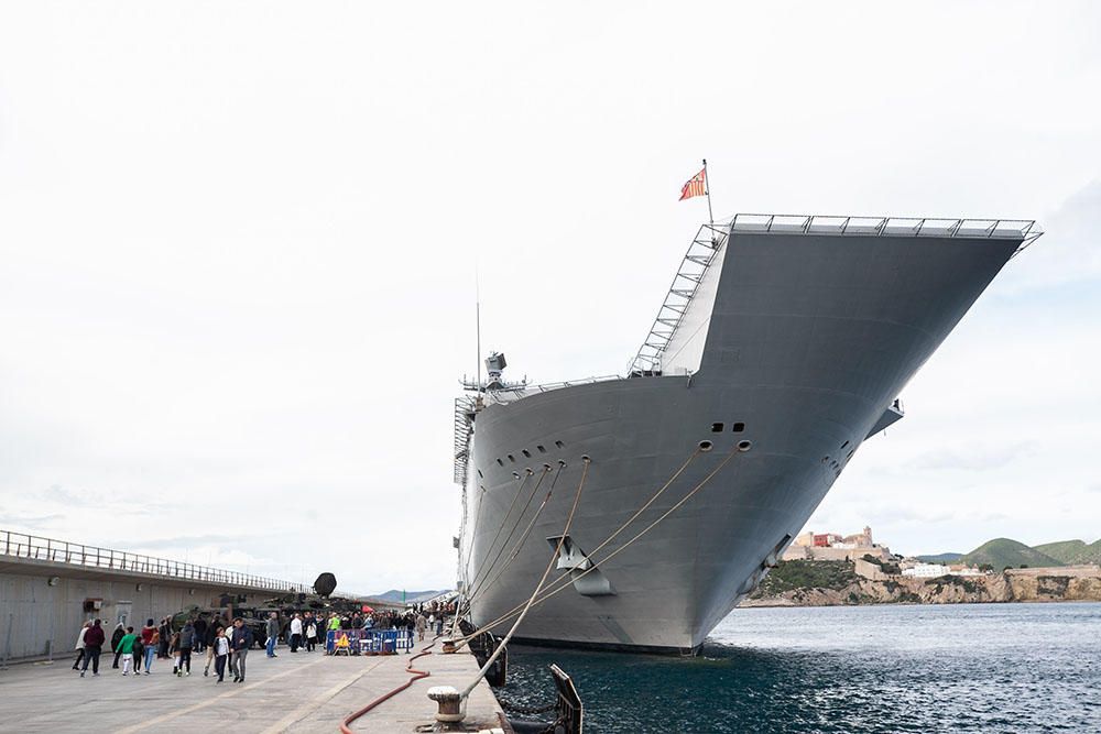 Jornada de puertas abiertas en el portaviones 'Juan Carlos I' en Ibiza