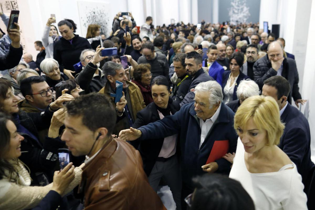 Aglomeración en la conferencia de Mujica en València
