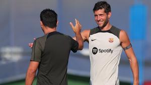 Sergi Roberto saluda a Xavi antes de un entrenamiento