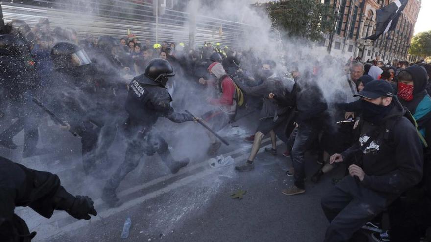 Momentos de tensión tras una carga de los Mossos contra los CDR