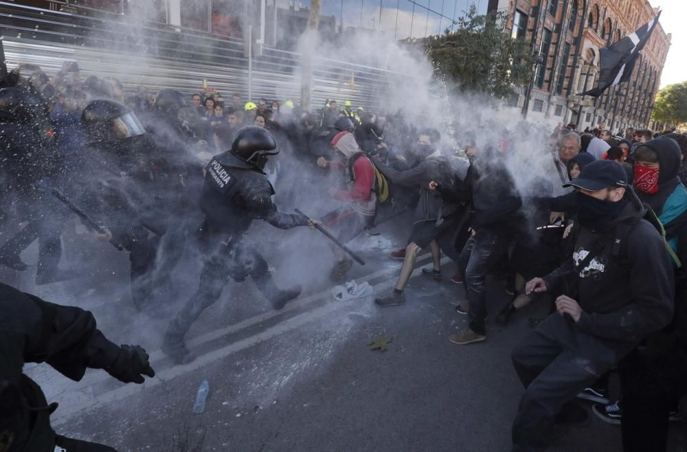 Los Mossos cargan contra los CDR.