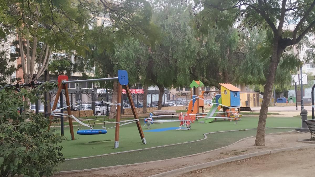 Parque infantil clausurado en la Glorieta Gabriel Miró