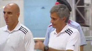 Els jugadors del Reial Madrid van arribar ahir a la nit a Barcelona i van ser rebuts per nombrosos aficionats.