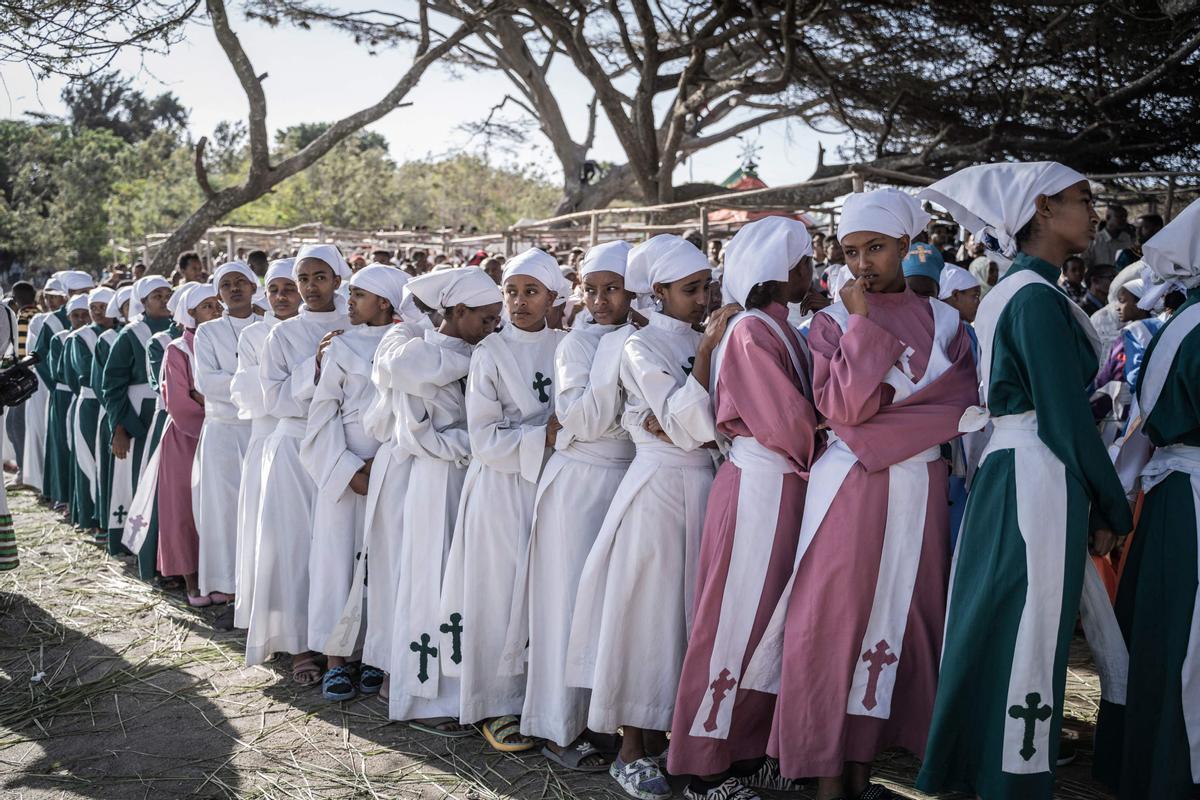 Los devotos ortodoxos etíopes asisten a una oración durante la celebración de la Epifanía de Etiopía en la orilla del lago Batu, Etiopía