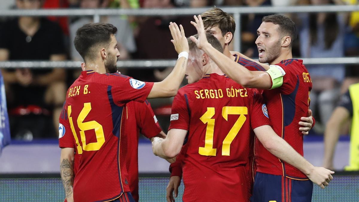 Abel Ruiz es felicitado por sus compañeros tras marcar el 1-1 a Ucrania.