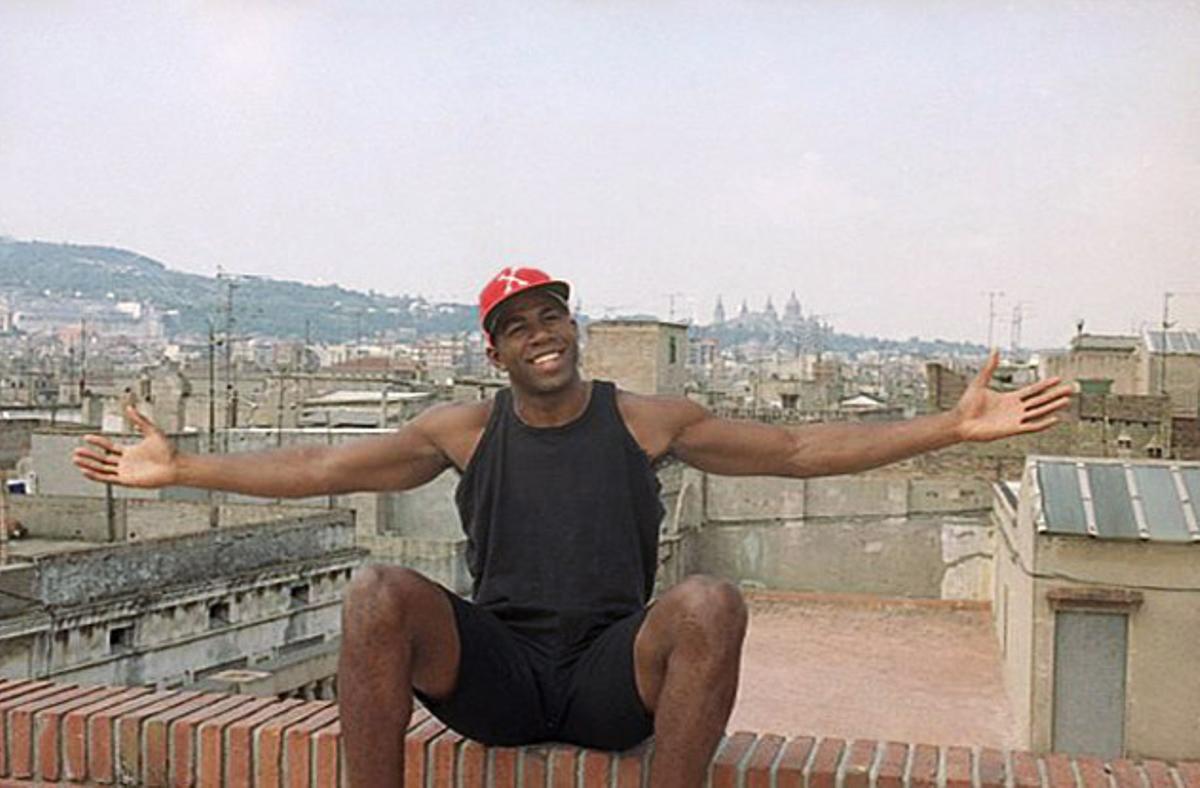 Magic Johnson, jugador de baloncesto del equipo de Estados Unidos, en la azotea de su hotel en Barcelona, el 30 de julio de 1992. Al fondo, la ciudad.