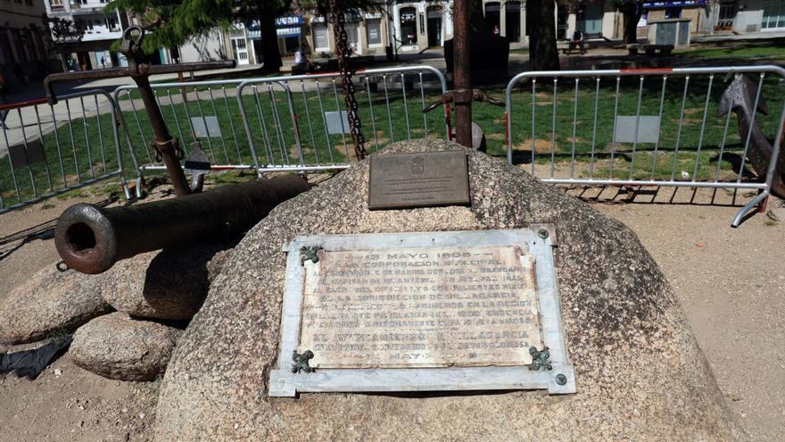 Iria López comienza a restaurar la placa conmemorativa de la plaza de Independencia