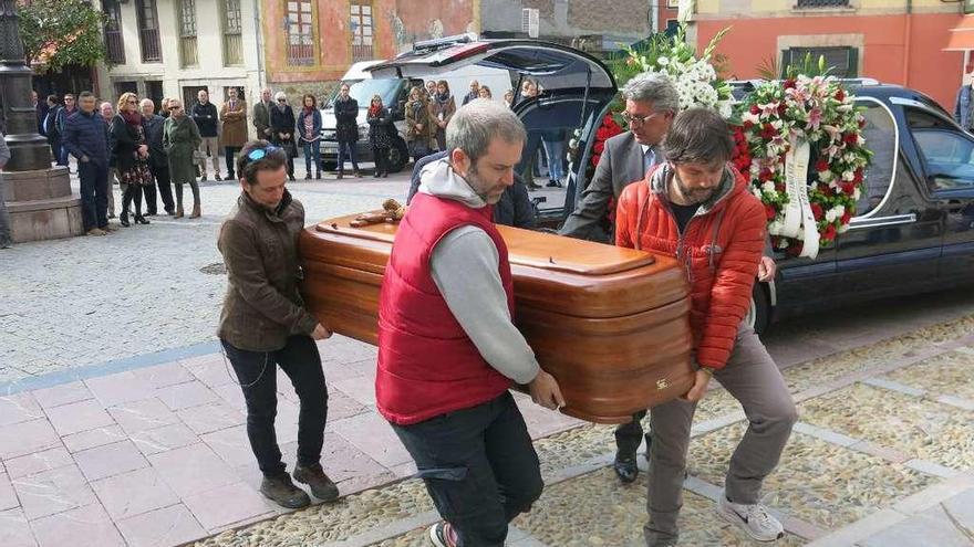 Asistentes al funeral de Javier Hoyos ayer, en Ribadesella.