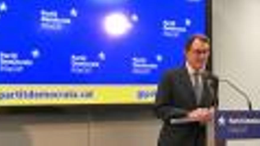 Artur Mas fa «un nou pas al costat» i dimiteix com  a  president del PDeCAT