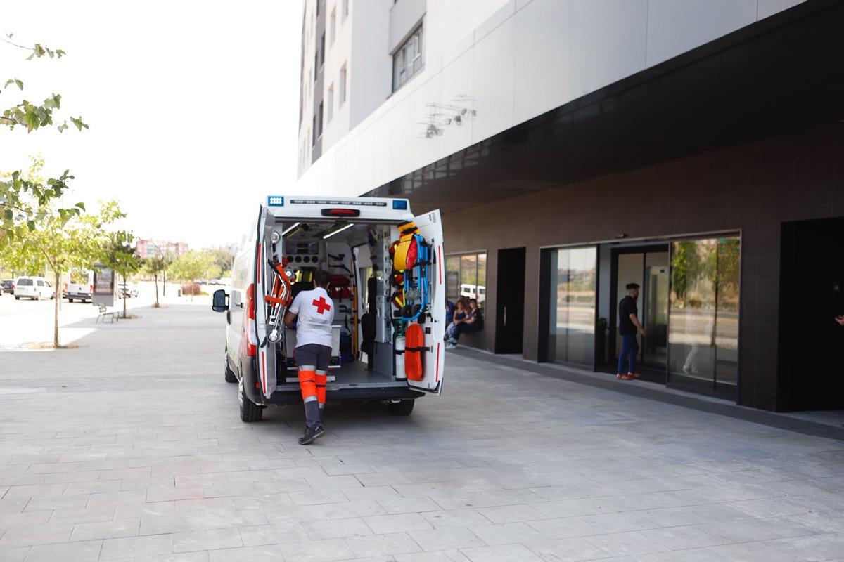 Una ambulancia continúa realojando a los evacuados por el incendio de Orés.