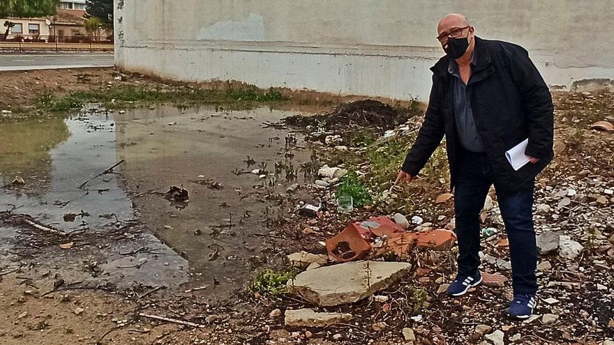 Rojales mantiene un pozo negro municipal en un solar sin vallar del casco urbano