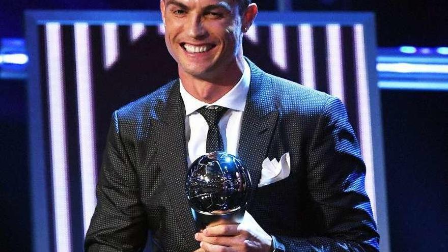 Cristiano Ronaldo posa con su premio, ayer en Londres.