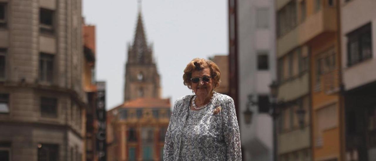 Carmen Hidalgo, en el paseo de los álamos, con la torre de la Catedral al fondo.