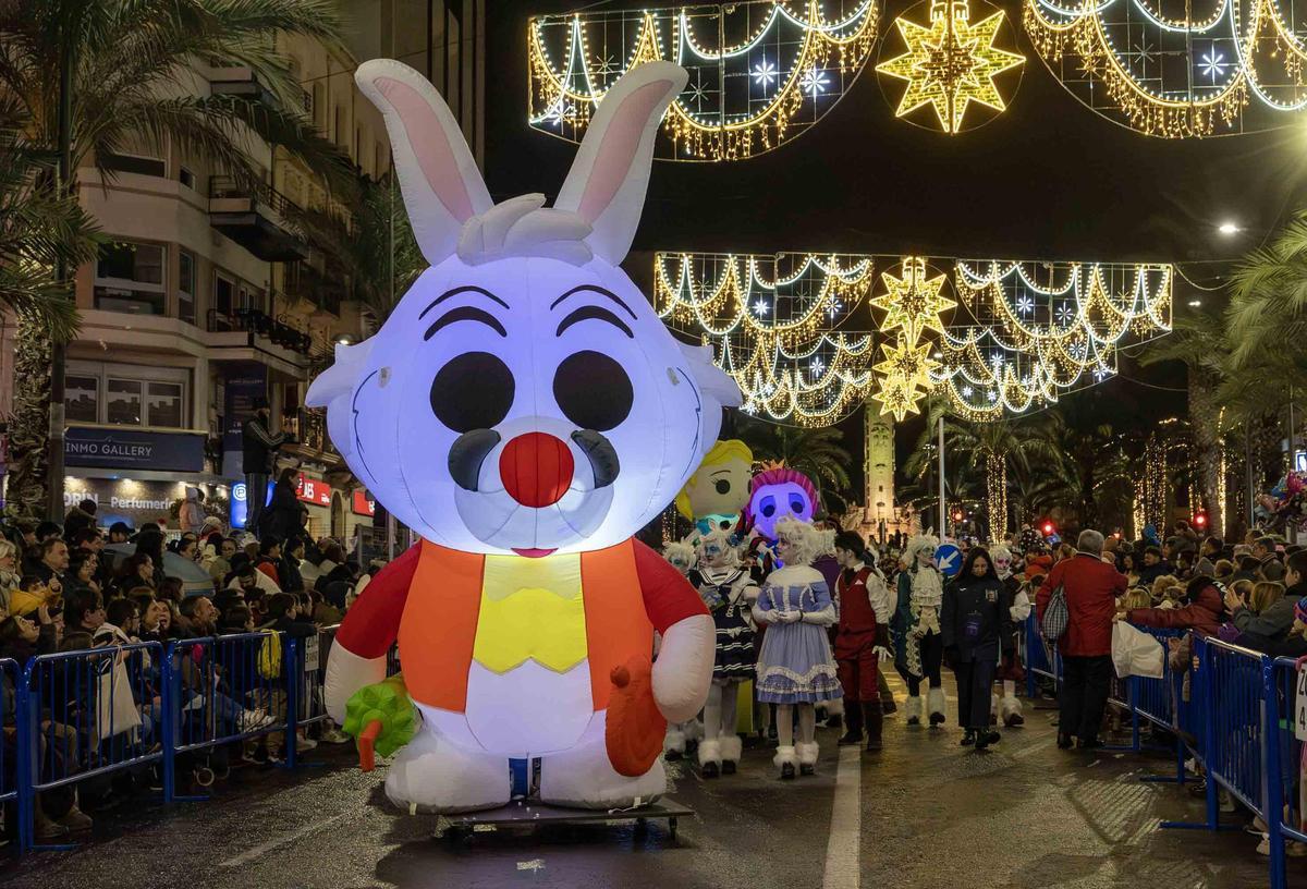 Las mejores imágenes de la Cabalgata de los Reyes Magos en Alicante