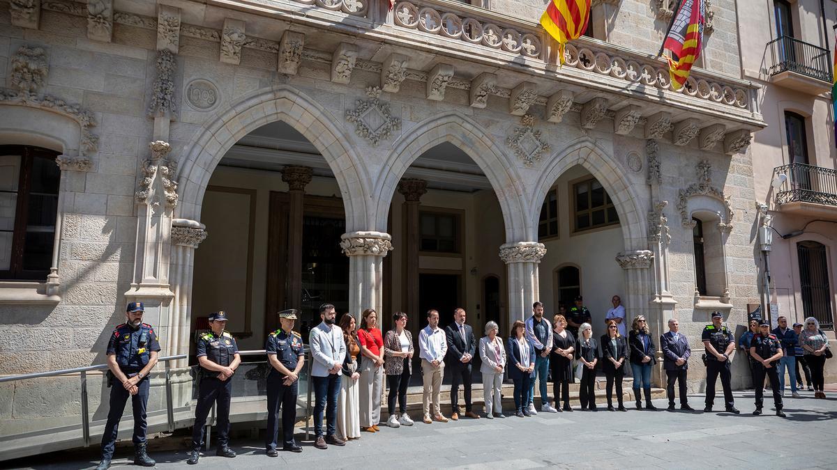 Regidors i regidores de l'Ajuntament de Terrassa durant el minut de silenci per la farmacèutica morta a l'Afganistan |  Ajuntament de Terrassa