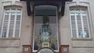 La Virgen "de las Cigarreras" se pone guapa para salir en procesión por primera vez en once años