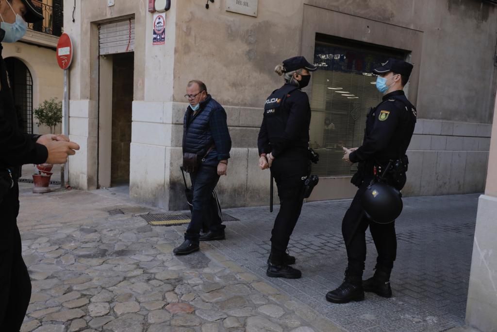 Inician los tres desahucios de la calle Sol sin incidentes