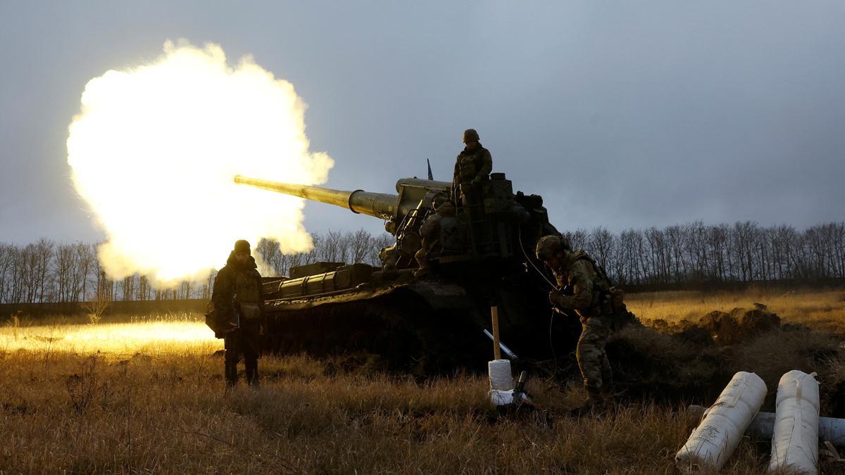 Soldados ucranianos con la brigada número 43 de artillería pesada lanzan un proyectil durante un intenso bombardeo en la línea de frente en Bakhmut, Ucrania