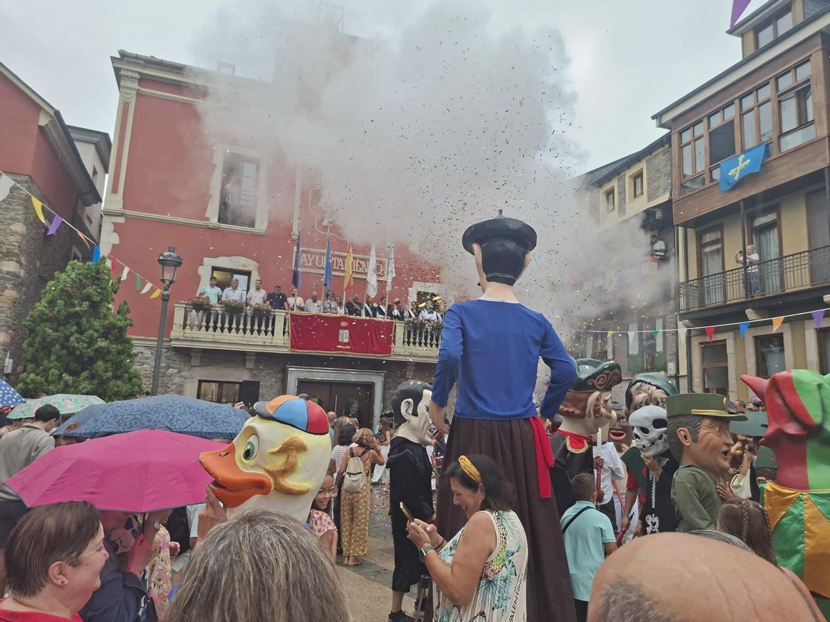 En imágenes: Así fue el chupinazo de las fiestas de Nuestra Señora de la Barca y San Roque En imágenes: Así fue el chupinazo de las fiestas de Nuestra Señora de la Barca y San Roque