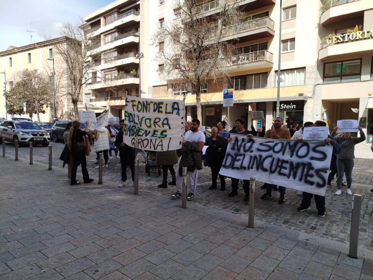 Les imatges de la protesta dels veïns de la Font de la Polvora davant l'oficina d'Endesa