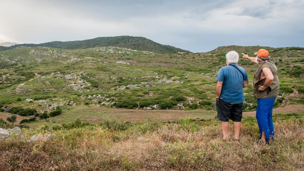 L&#039;alcalde de Biure, Martí Sans, comenta les vistes amb un veí.