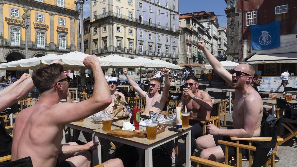 Fans ingleses por las calles de Oporto antes de la final de la Champions League