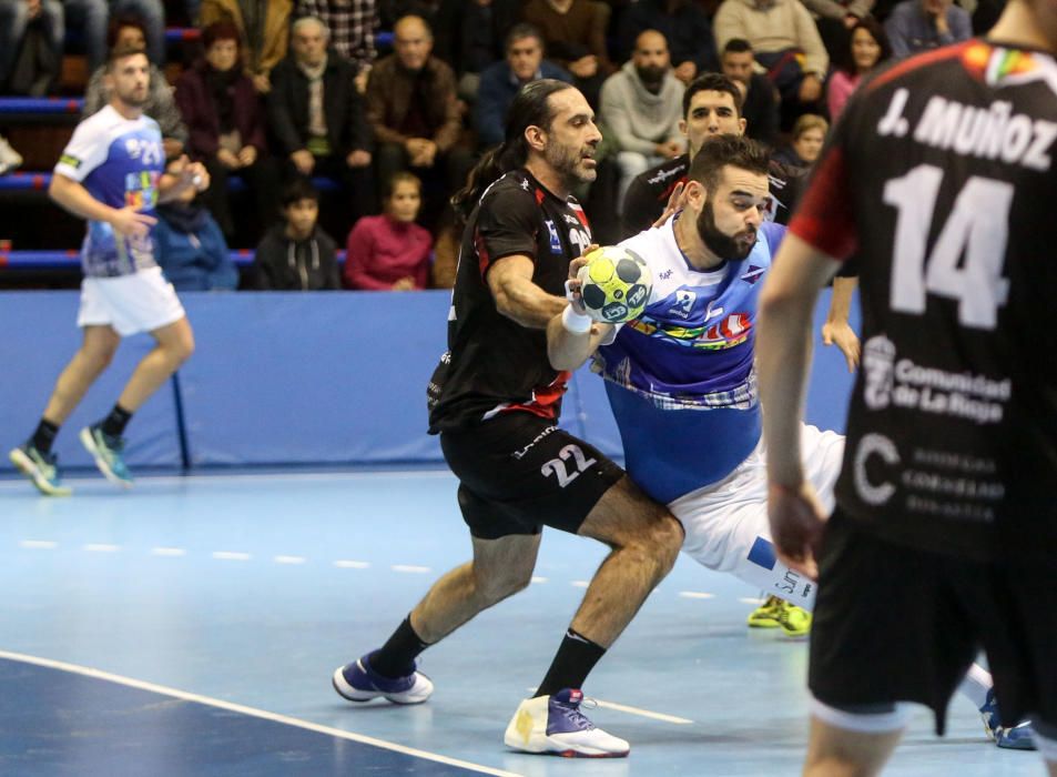 El Balonmano Benidorm da un salto hacia la permanencia ante el Logroño