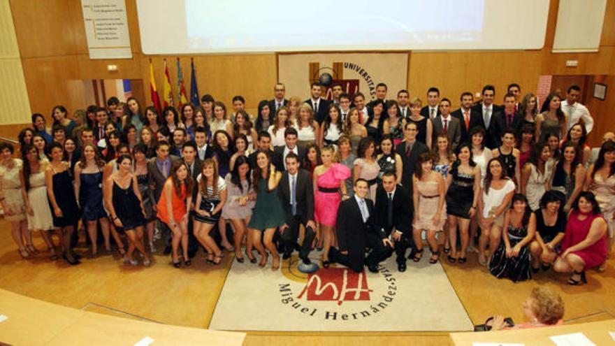 Los estudiantes de la Universidad Miguel Hernández que ayer se graduaron en un acto celebrado en el aula magna del campus de Elche.