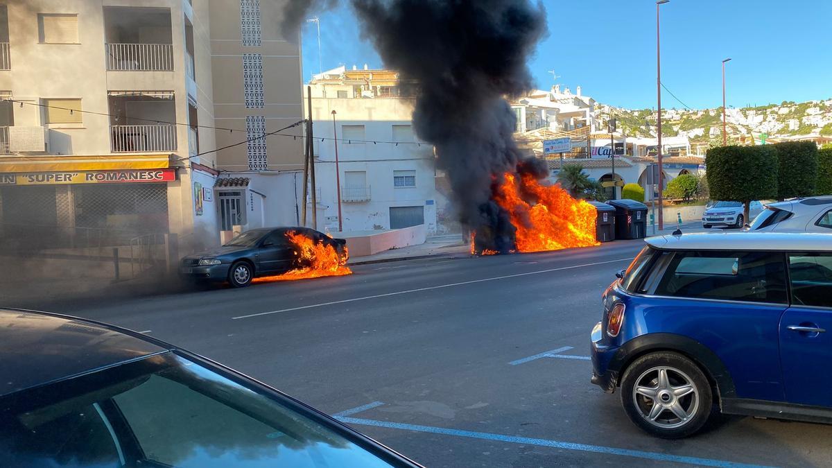 El coche, calcinado por las llamas.