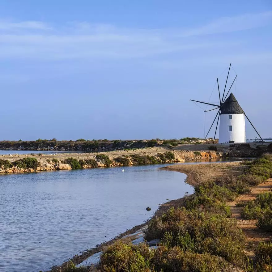La playa de Bandera Azul que esconde una laguna natural junto al Mediterráneo