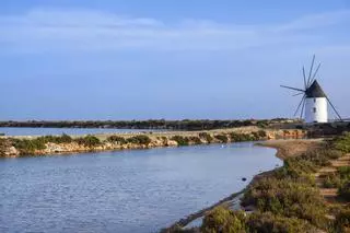 La playa de Bandera Azul que esconde una laguna natural junto al Mediterráneo