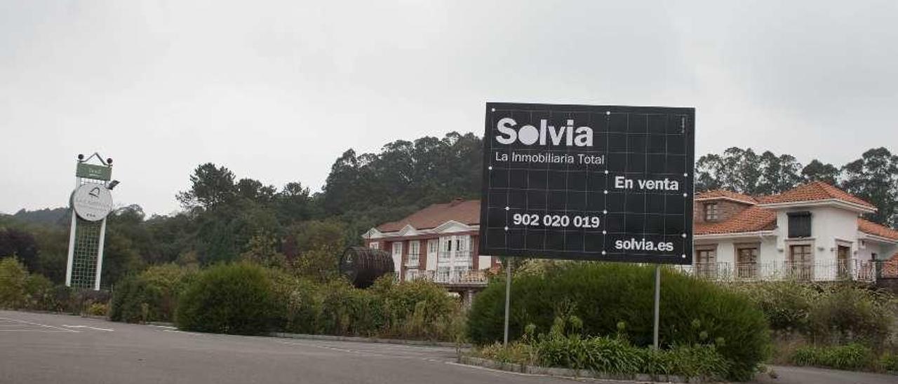 El hotel restaurante La Campana, con un gran cartel de venta.