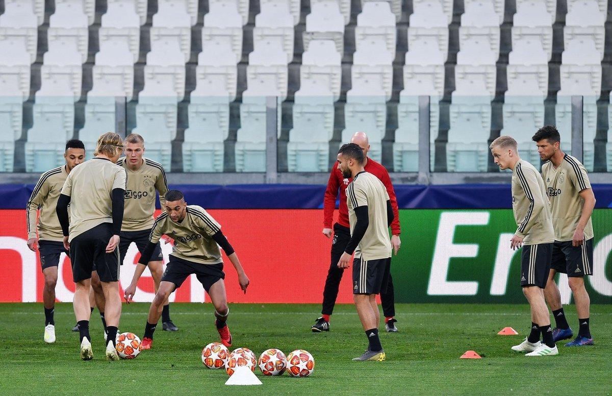 EPA9193. TURIN (ITALY), 15/04/2019.- Jugadores de Ajax Erik Ten Hag participan en un entrenamiento este lunes en el estadio Allianz en Turín (Italia). El Ajax Amsterdam enfrentará a Juventus FC en un partido de los cuartos de final de la Liga de Campeones UEFA. EFE/ALESSANDRO DI MARCO