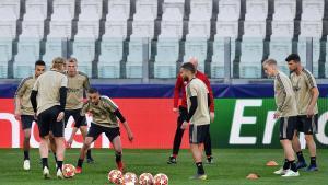 EPA9193. TURIN (ITALY), 15/04/2019.- Jugadores de Ajax Erik Ten Hag participan en un entrenamiento este lunes en el estadio Allianz en Turín (Italia). El Ajax Amsterdam enfrentará a Juventus FC en un partido de los cuartos de final de la Liga de Campeones UEFA. EFE/ALESSANDRO DI MARCO