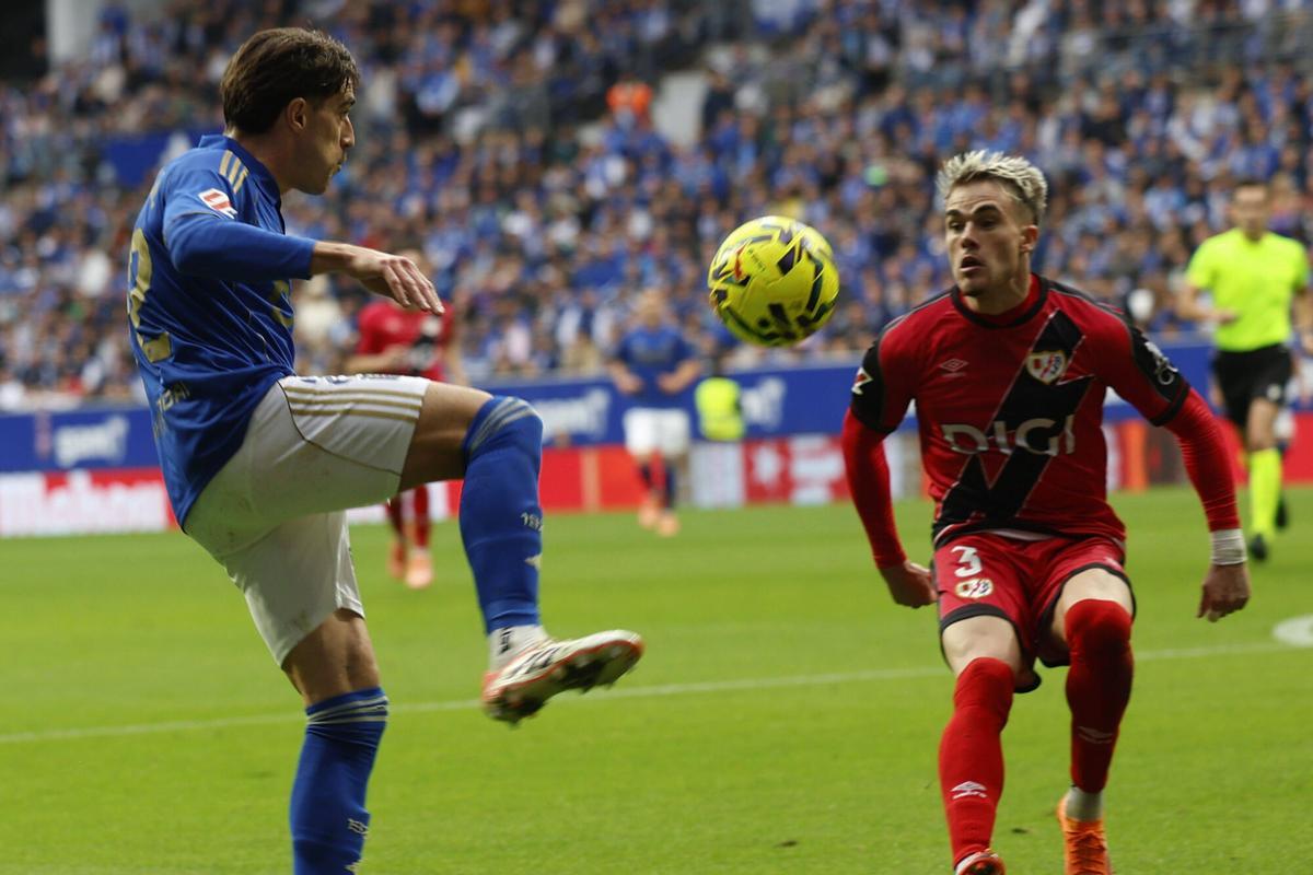 Una acción del último partido entre el Oviedo y el Rayo.