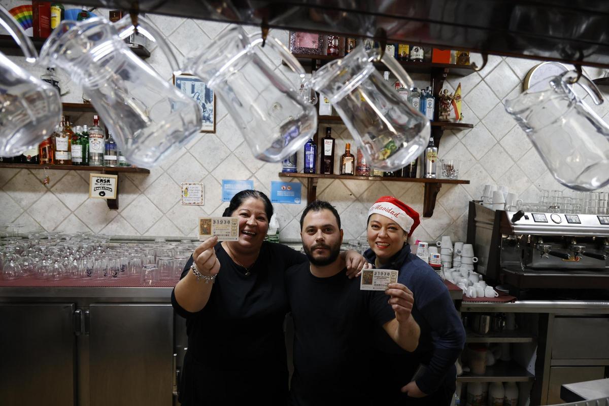 Trabajadores del bar Pico Esquina de Cartagena celebran el premio de la Lotería de Navidad