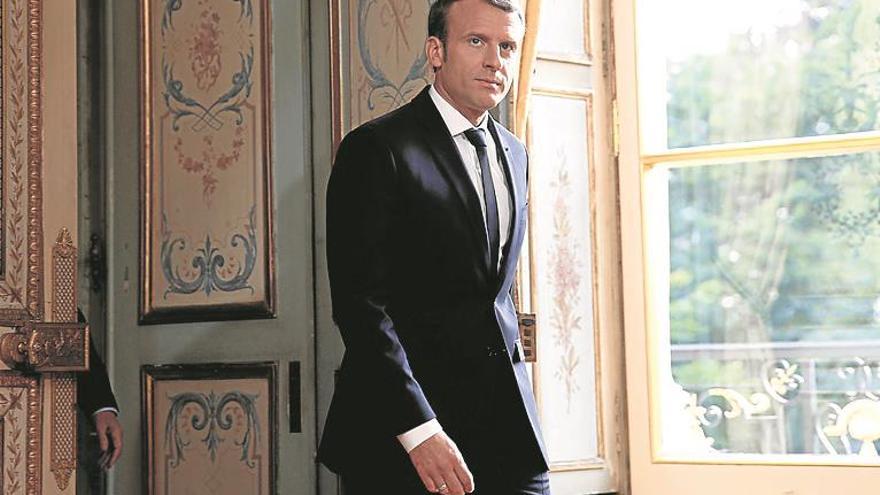 Macron luce trajes franceses
