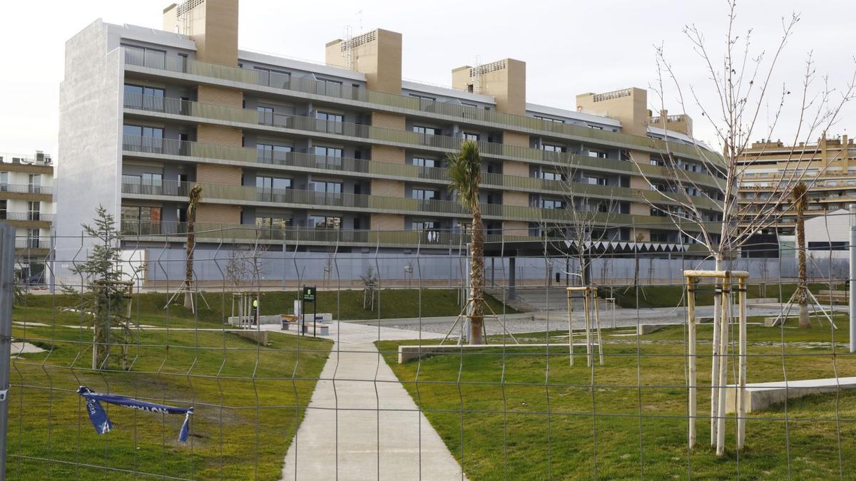 Viviendas de protección oficial junto al parque Pignatelli.