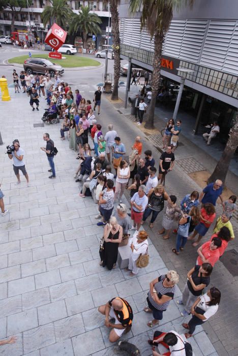 Concentració per condemnar l'agressió sexual múltiple a una turista a Platja d'Aro