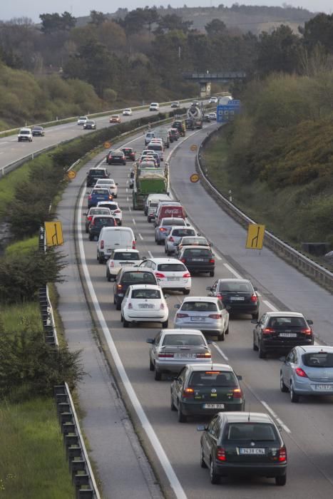 Retenciones kilométricas por las obras en un carril de la "Y"