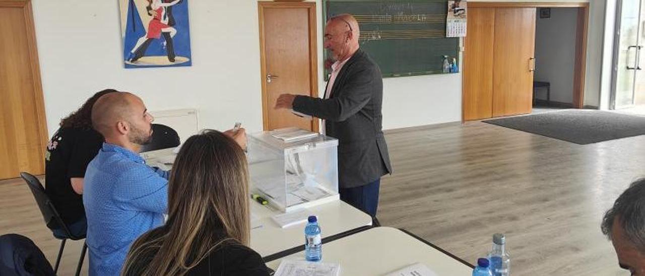 Javier Carro, votando el domingo en el club de jubilados de Domaio.   | G.N.