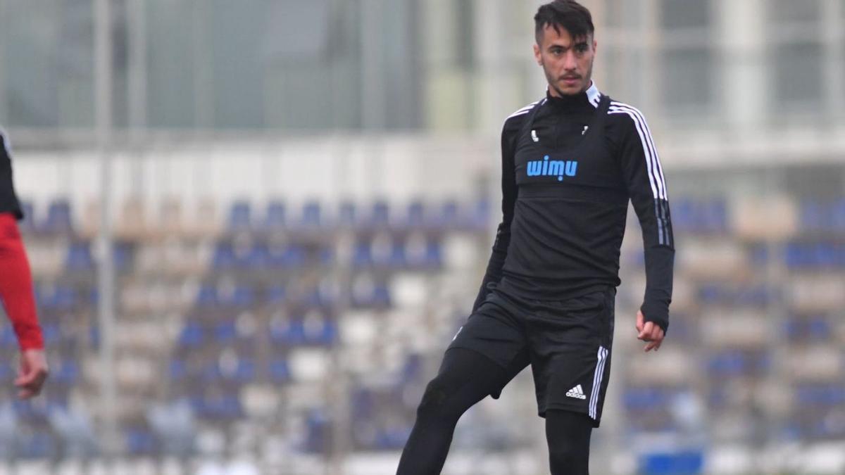 Tejera, en el entrenamiento de ayer del Cartagena antes de viajar a San Sebastián.