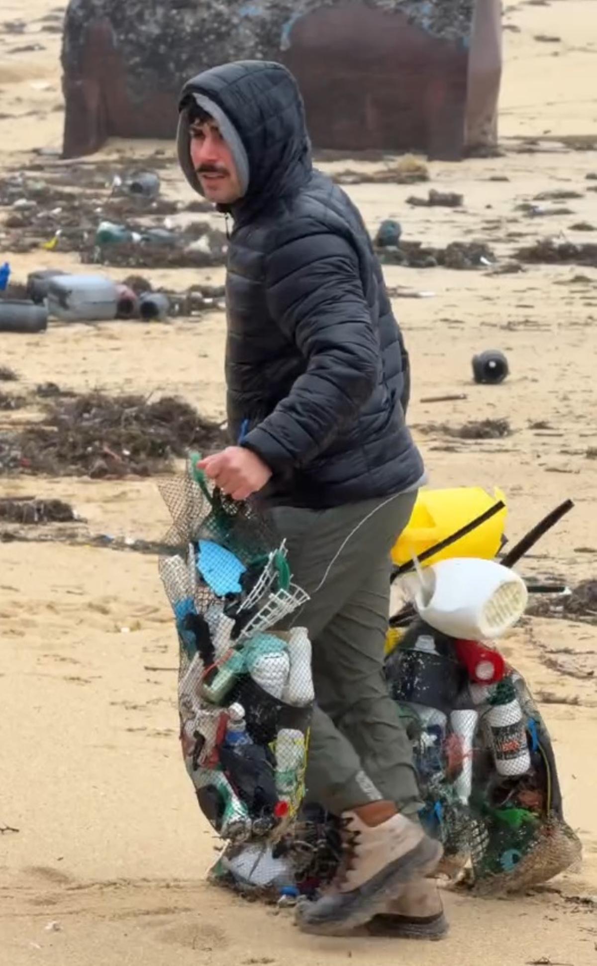 Llamamiento de un televisivo gallego para limpiar una playa de Bueu