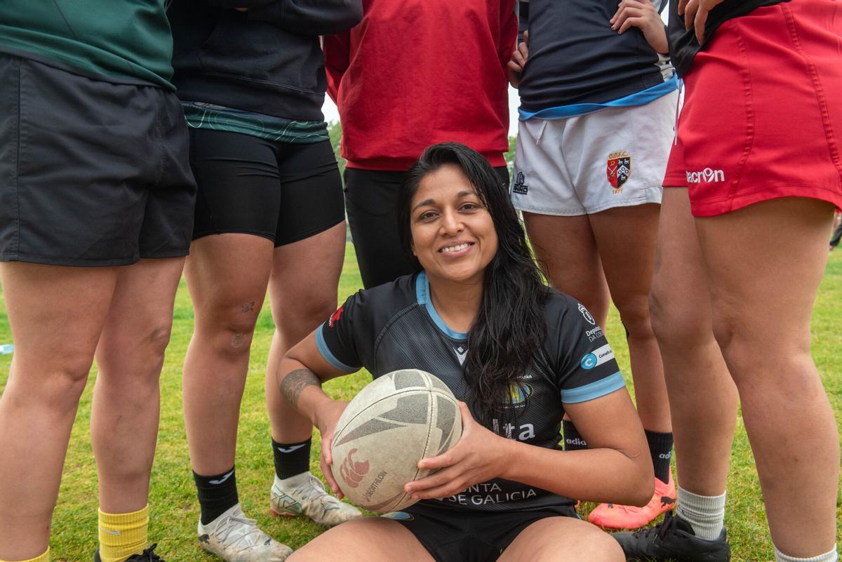 Chía Alfaro posa con un balón en sus manos sentada delante de sus compañeras.